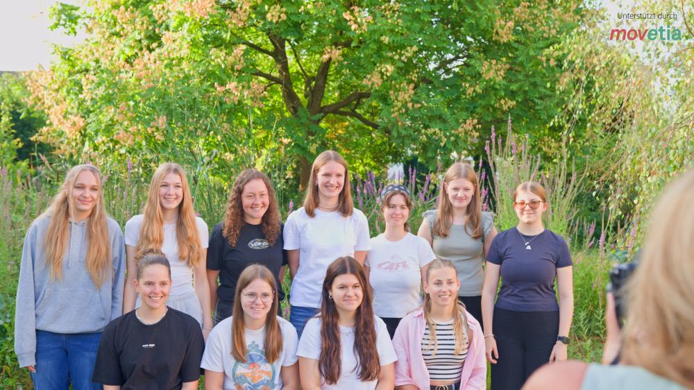 Die Floristinnen des Austauschprojekts stehen gemeinsam nebeneinander für ein Gruppenfoto